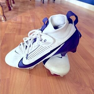 Men’s size 9.5 White and Purple Nike Football Cleats